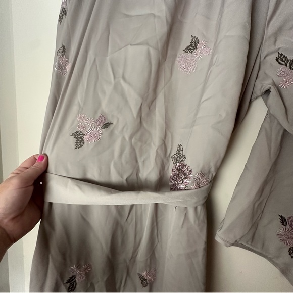 Torrid Light Grey Floral Embroidered Side Slits Tie Waist Robe/Kimono NWT 1X/2X - Picture 7 of 15